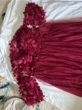 Elegant Burgundy Floral Appliqué Prom Dress